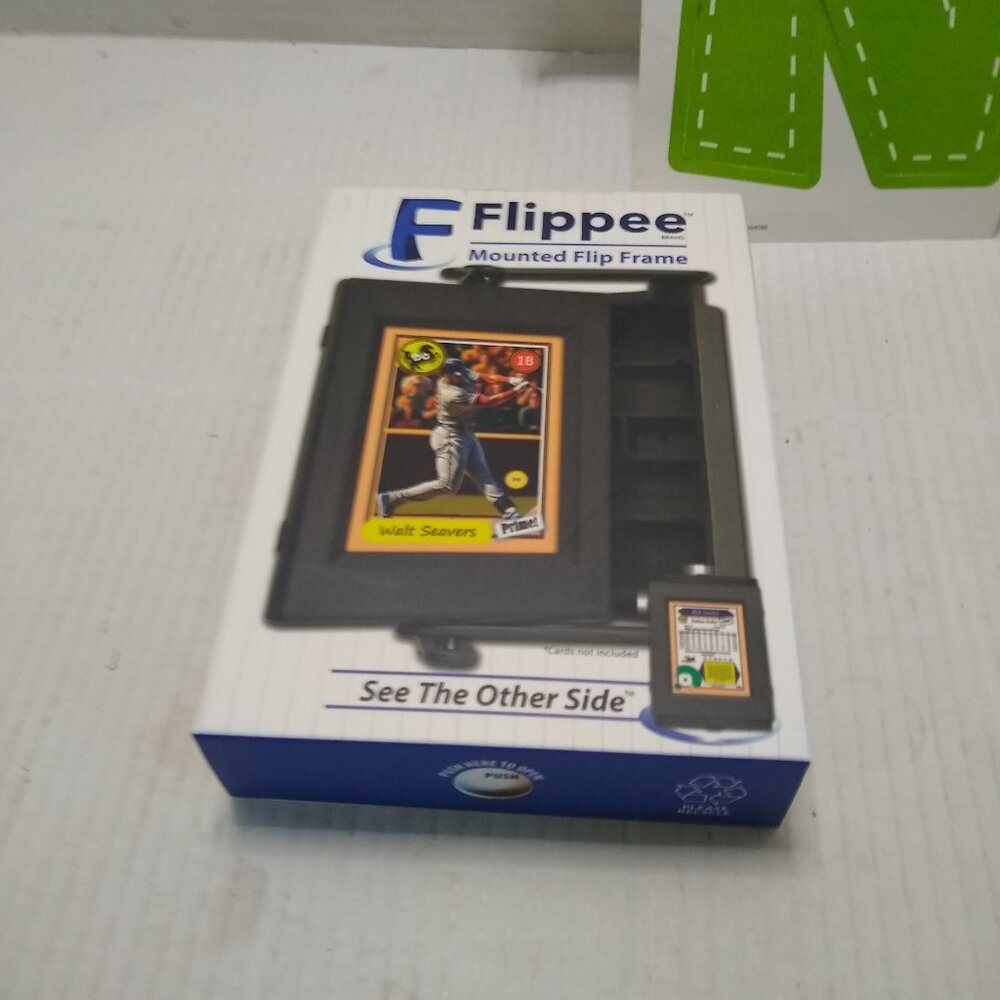 The Flippee houses one 2-sided card or two photos back to back